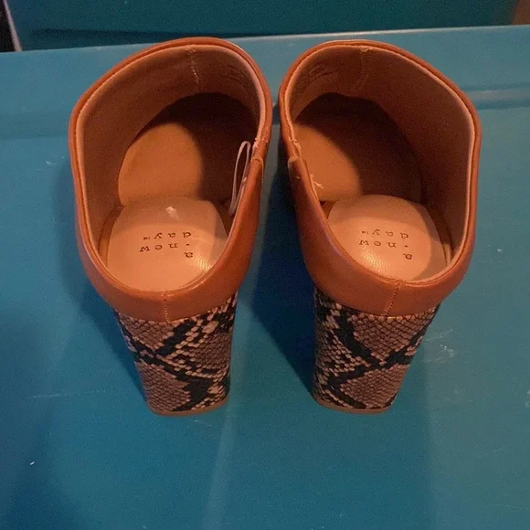 SNAKE SKIN STACKED BLOCK-HEEL MULE - Picture 4 of 4